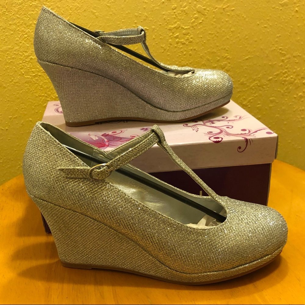 NIB TOP Moda T-Strap ‘Vance’ Silver Wedges